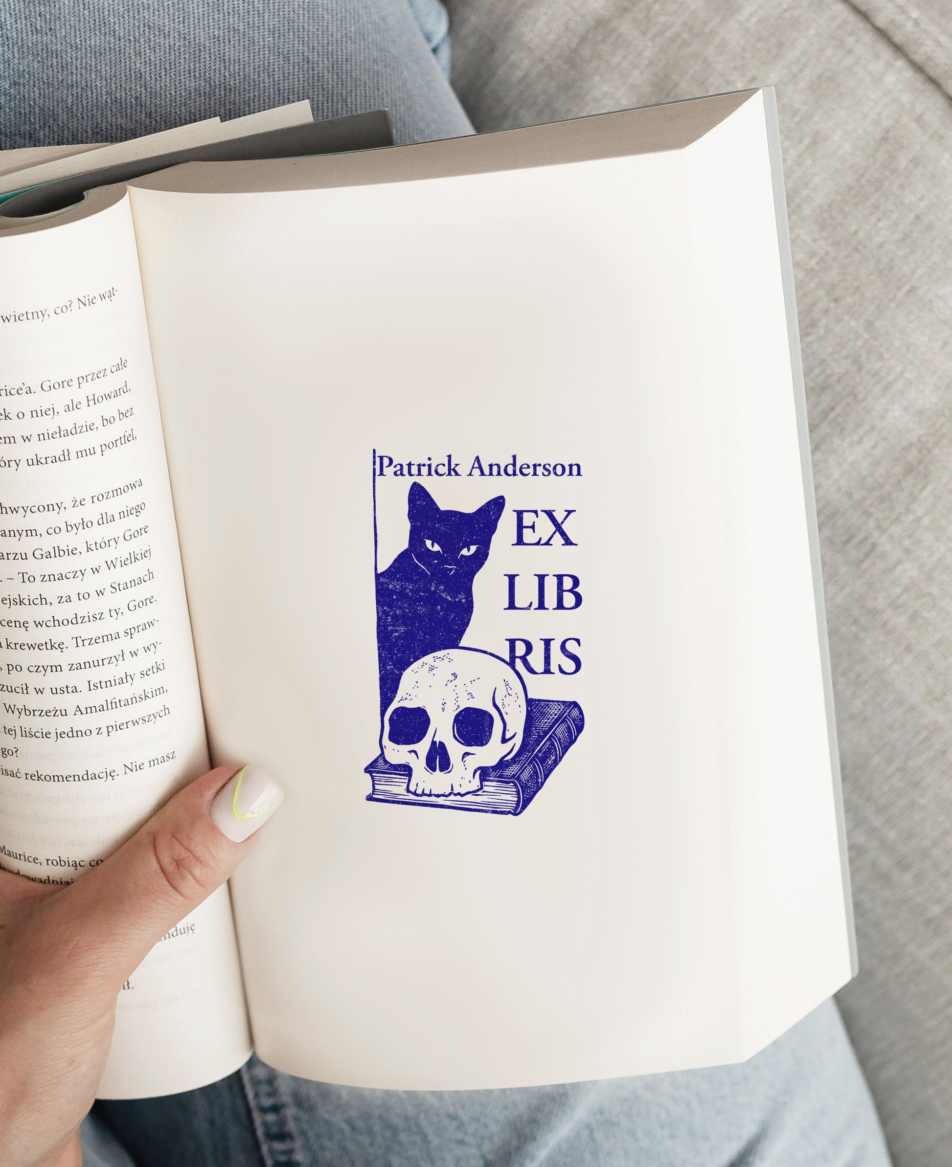 Custom book stamp with a Memento Mori design featuring a black cat, a skull, and a book. This is an high-quality, personalized wood rubber stamp, with  handmade wooden handle wrapped with a decorative ribbon, highlighting a unique, luxury gift for book collectors, avid readers, and personal library enthusiasts.
custom book stamp
Memento Mori design
personalized wood rubber stamp
Ex Libris
book collectors
luxury gift for book lovers