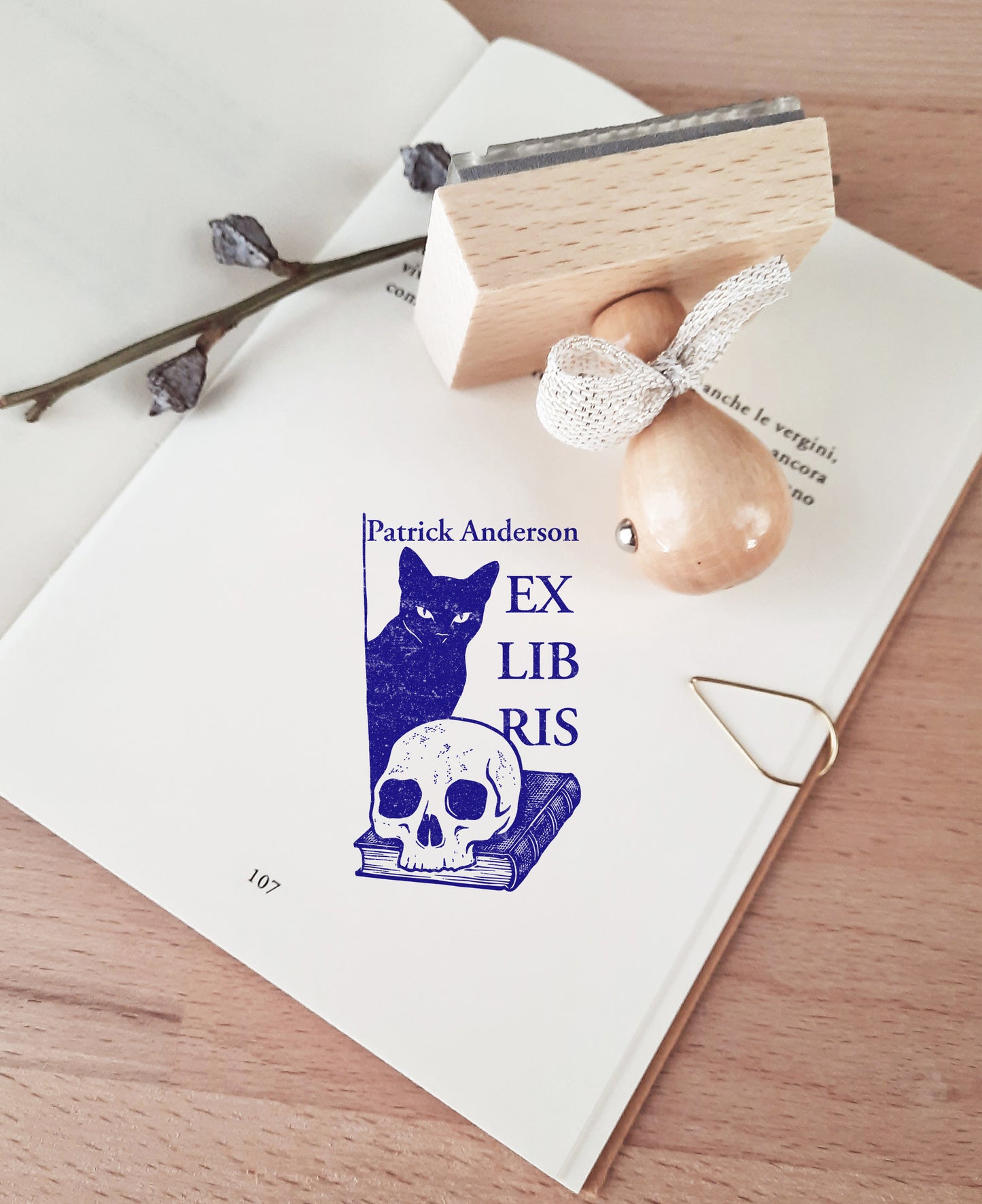 Custom book stamp with a Memento Mori design featuring a black cat, a skull, and a book. This is an high-quality, personalized wood rubber stamp, with  handmade wooden handle wrapped with a decorative ribbon, highlighting a unique, luxury gift for book collectors, avid readers, and personal library enthusiasts.
custom book stamp
Memento Mori design
personalized wood rubber stamp
Ex Libris
book collectors
luxury gift for book lovers